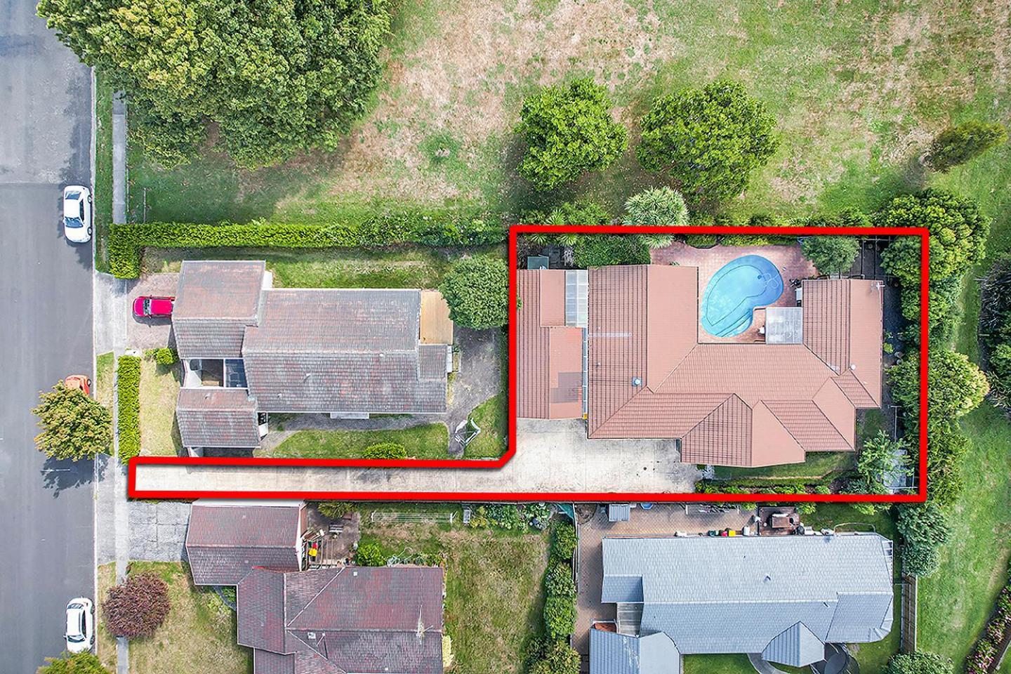 Wow, Spacious With A Pool Hamilton